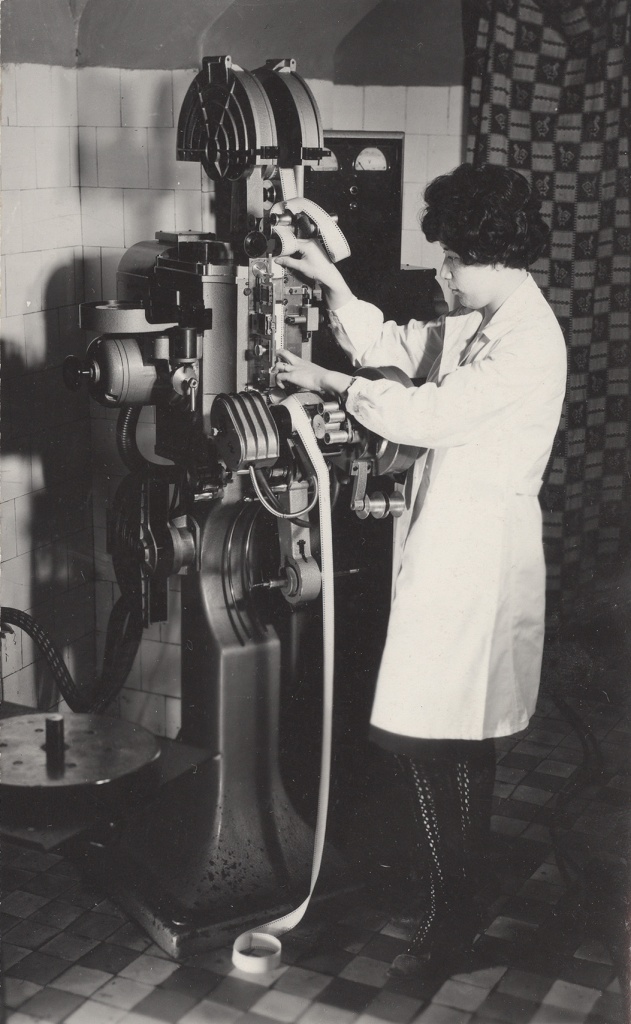 1962 в цехе обработки пленки копировщица Ван Н.Ц.